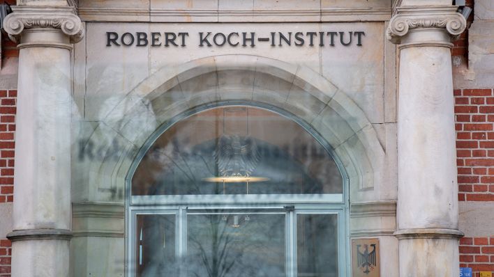 Der Eingang zum Robert Koch-Institut (RKI), in dem die aktuelle Lage zum Coronavirus beurteilt wird. Quelle: David Hutzler/dpa