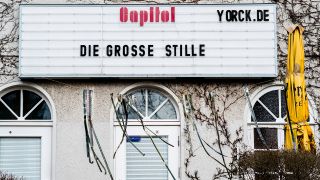 "Die große Stille" steht auf der Anzeigentafel des Yorck-Kinos Capitol in Berlin-Dahlem