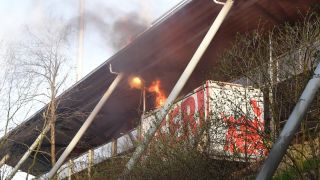 Das Dach einer Imbissbude am Stadion An der Alten Försterei brennt nach einem Feuerwerk. Quelle: imago images/Matthias Koch