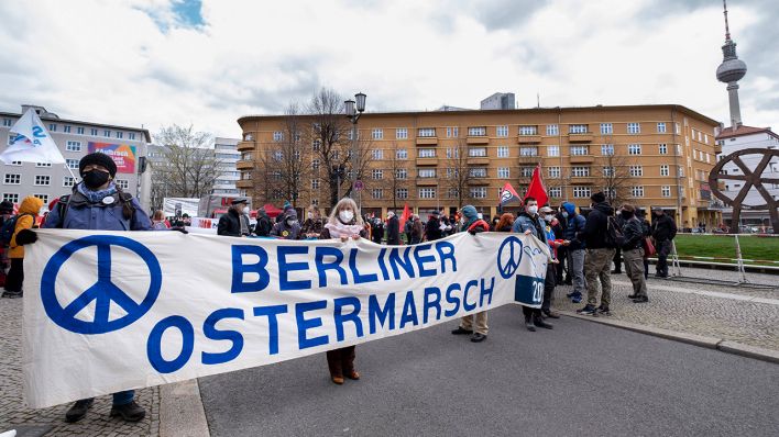 Beim Berliner Ostermarsch haben am 03.04.2021 unter Corona-Bedingungen mehrere hundert Menschen fuer Frieden und Abruestung demonstriert. (Quelle: imago images/Rolf Zoellner)