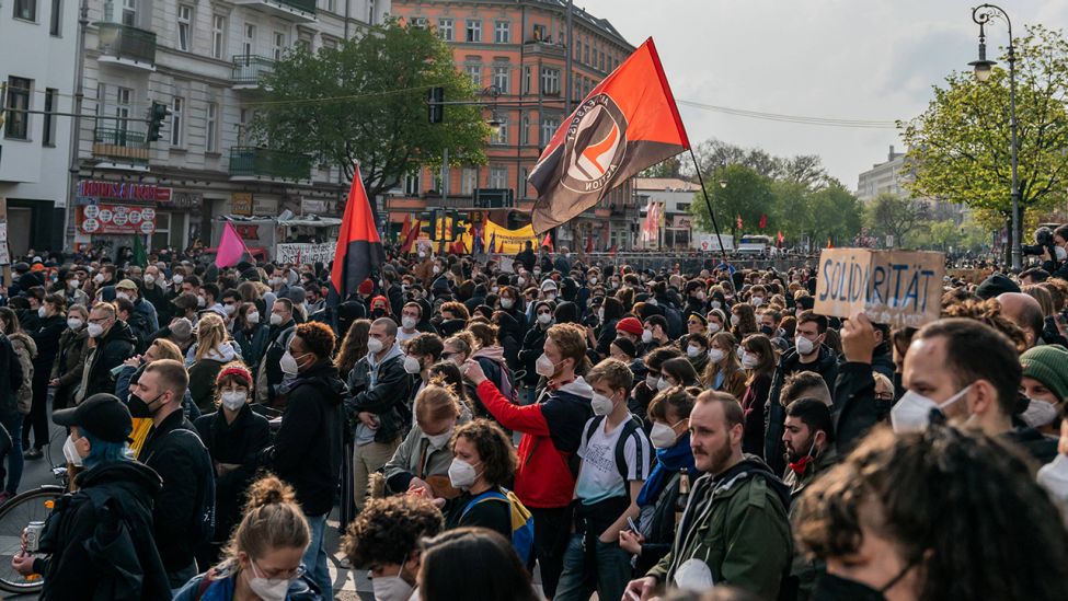 Auftaktkundgebung zur revolutionären 1. Mai Demonstration in Berlin-Neukölln auf derm Hermanplatz. (Quelle: imago images/Marius Schwarz)