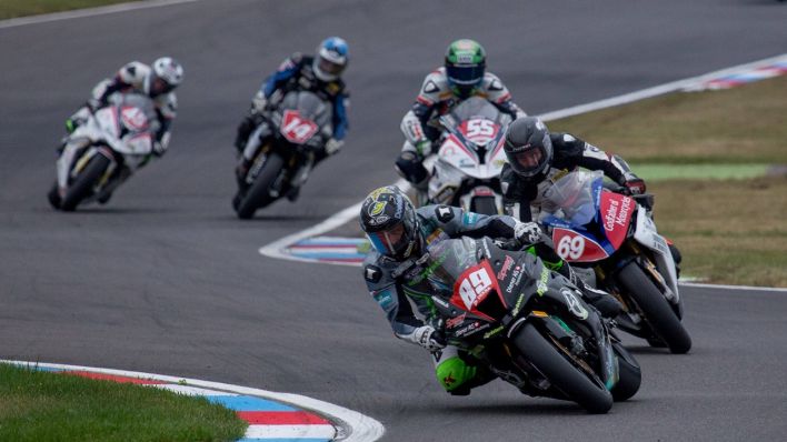 Fünf Motorradfahrer bei einem Rennen auf dem Lausitzring (Quelle: Imago Images / Fotostand)