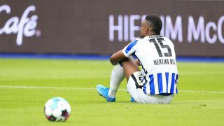Jhon Cordoba von Hertha BSC sitzt mit dem Rücken zur Kamera auf dem Rasen (Quelle: Imago Images / nordphoto GmbH / Engler)