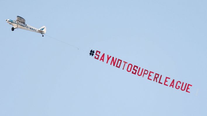 Flugzeugbanner "#SayNoToSuperLeague" bei Protest in England (Quelle: Imago Images / Pro Sports Images / Simon Davies)
