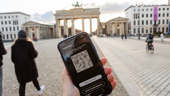 Symbolbild: Berlin will Luca-App einfuehren, Berlins Gesundheitsämter sollen schon bald die Luca-App zur Kontaktnachverfolgung nutzen. (Quelle: imago images/A. Friedrichs)