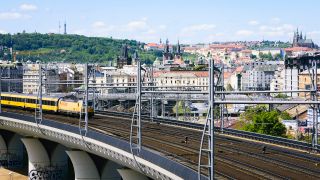 Regiojet-Zug in Prag (Quelle: imago-images/Volker Preusser)