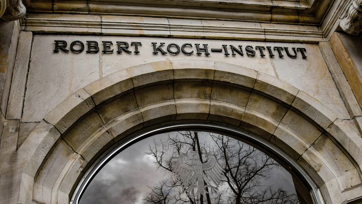 Eingang des Robert Koch-Instituts in Berlin (Quelle: imago images/Rothermel)