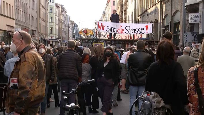 Protest vor Räumungsklage gegen Kiez-Buchhandlung "Kisch und Co." in Berlin-Kreuzberg. (Quelle: rbb)