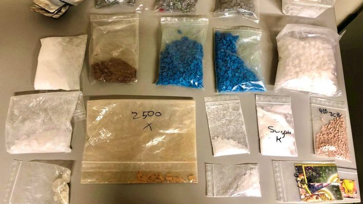Auf einem Tisch liegen mehrere Tüten mit Drogen, die von der Berliner Polizei beschlagnahmt wurden (Bild: Polizei Berlin)