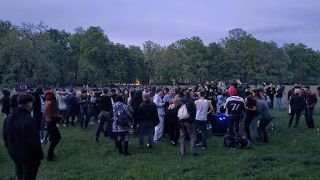 Die Polizei hat am Samstagabend, 15. Mai 2021, im Treptower Park in Berlin eine Versammlung rund 300 tanzender Menschen aufgelöst. (Quelle: Morris Pudwell)
