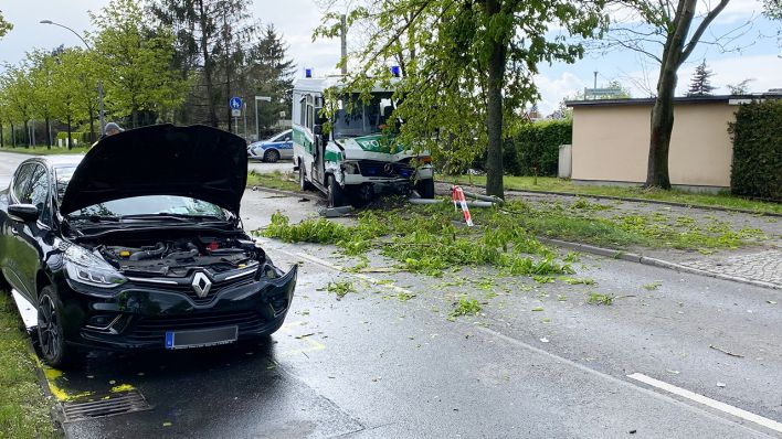 Nach einem Verkehrsunfall in der Heinersdorfer Straße in Blankenburg sind ein PkW und ein Polizeiwagen schwer beschädigt (Bild: BLP)