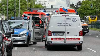 Polizei neben einem Geldtransporter nach einem Banküberfall in der Johannisthaler Chaussee in Berlin (Quelle: Morris Pudwell)