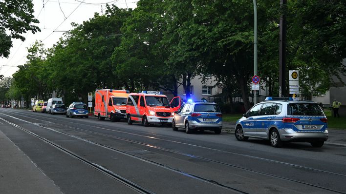 Polizeifahrzeuge und Notarztwagen stehen an der Oderbruchstraße im Berliner Stadtteil Prenzlauer Berg. Quelle: Morris Pudwell