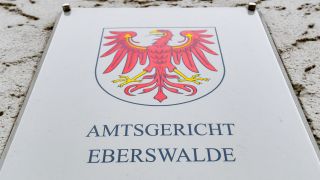 Ein Schild mit der Aufschrift "Amtsgericht Eberswalde" (Quelle: dpa/Patrick Pleul)