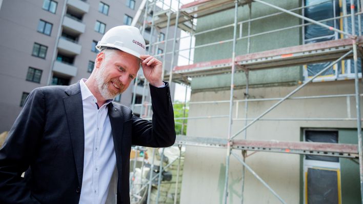 Berlin, setzt am 24.08.2020 bei einem Besuch eines Bauprojektes des Wohnungsunternehmens «Gesobau» in Berlin-Reinickendorf den Bauhelm ab. (Quelle: dpa/Christoph Soeder)