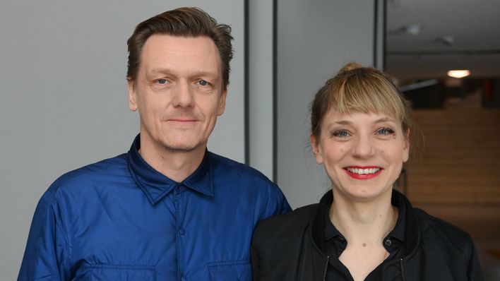 Thomas Oberender, Intendant der Berliner Festspiele, und Yvonne Büdenhölzer, Leiterin des Theatertreffens, stehen im Februar 2021 im Haus der Kulturen der Welt. (Quelle: dpa/Jens Kalaene)
