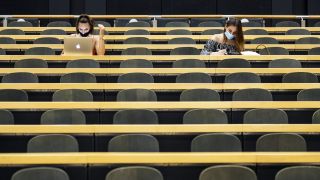 Studentinnen und Studenten mit Masken an einer Universität. (Quelle: dpa/Alexandra Wey)