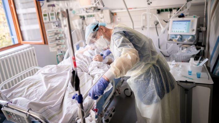 Ein Intensivpfleger auf der Intensivstation eines Krankenhauses (Quelle: dpa/Kay Nietfeld)