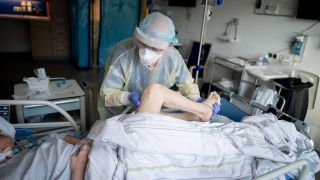 Ein Intensivpfleger auf der Intensivstation eines Krankenhauses in Berlin (Quelle: dpa/Kay Nietfeld)