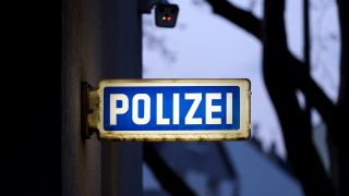 Symbolbild: Ein Schild POLIZEI an einer Polizeiwache am 26.04.2021. (Quelle: dpa/Christoph Hardt) in der Innenstadt.