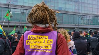 In Berlin Neukölln wurde am 1. Mai 2021 im Bereich von Hermannplatz und Karl-Marx-Straße für oder gegen alle möglichen Themen demonstriert, unter anderem für "Deutsche Wohnen & Co enteignen". (Quelle: dpa/Vladimir Menck)