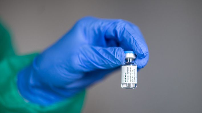 Eine Ärztin hält am 07.05.2021 eine Ampulle des Covid-19-Impfstoffs von Janssen (Johnson & Johnson) in einer Übergangswohneinrichtung für Geflüchtete in Essen in der Hand. (Quelle:dpa/Jonas Güttler)