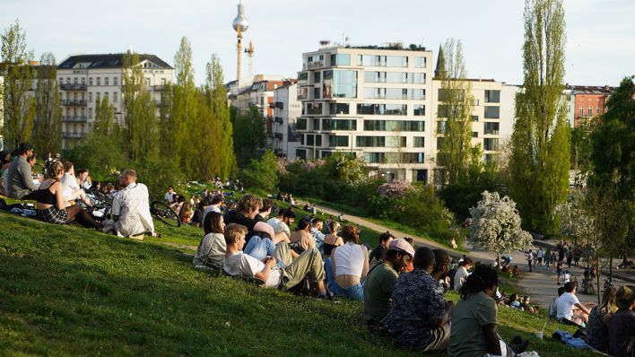 Zahlreiche Menschen genießen am 09.05.2021 das frühsommerliche Wetter im Mauerpark. (Quelle: dpa/Jörg Carstensen)