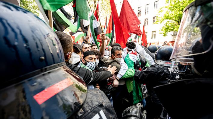 Die Polizei drängt am 15.05.2021 Teilnehmer der Demonstration verschiedener palästinensischer Gruppen in Berlin-Neukölln ab. (Quelle: dpa/Fabian Sommer)