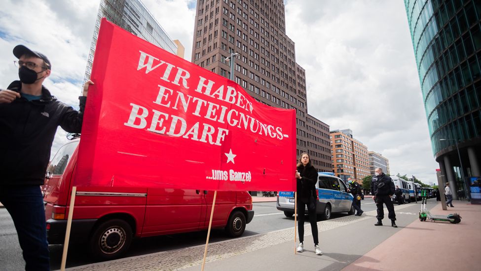 „Wir haben Enteignungsbedarf" steht vor Beginn einer Demonstration unter dem Motto «Gegen den Mietenwahnsinn - jetzt erst recht!» am Potsdamer Platz auf einem Banner. (Quelle: dpa/Christoph Soeder)