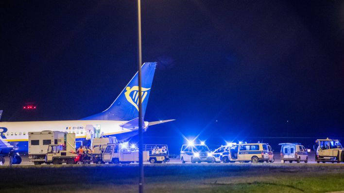 Die Bundespolizei überprüft nach einer außerplanmäßigen Landung einer Ryanair-Maschine am Berliner Hauptstadtflughafen BER das Flugzeug. (Quelle: dpa/Christophe Gateau)