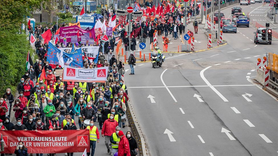 Zum Tag der Arbeit ziehen zahlreiche Menschen bei einer Demonstration des Deutschen Gewerkschaftsbunds (DGB) durch die Innenstadt (Bild: dpa/Christoph Schmidt)
