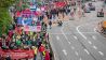 Zum Tag der Arbeit ziehen zahlreiche Menschen bei einer Demonstration des Deutschen Gewerkschaftsbunds (DGB) durch die Innenstadt (Bild: dpa/Christoph Schmidt)
