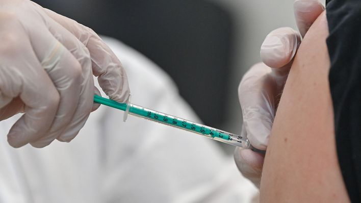 Eine Impfung gegen Covid-19 wird verabreicht (Quelle: DPA/Patrick Pleul)