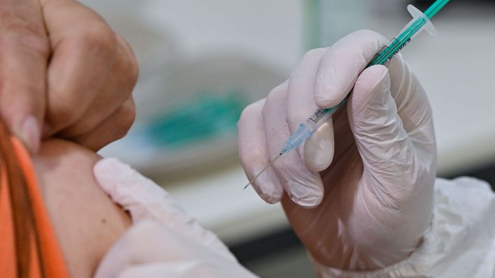 Eine Impfnadel wird angesetzt, Symbolbild (Quelle: DPA/Patrick Pleul)