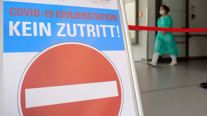 Ein Schild verbietet den Zutritt zur Covid-19 Isolierstation eines Potsdamer Krankenhauses (Quelle: DPA/Soeren Stache)