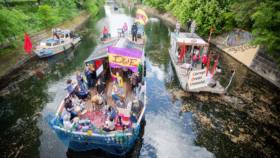 Teilnehmer einer Boots-Demonstration unter dem Motto «Gegen den Mietenwahnsinn — jetzt erst recht!» fahren auf dem Landwehrkanal. (Quelle: dpa/Christoph Soeder)
