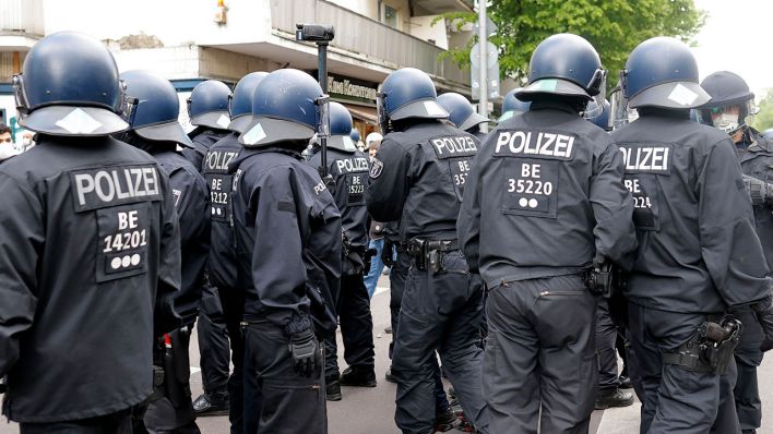 Polizisten im Eisatz in Berlin, Symbolbild (Quelle: Geisler-Fotopress/Jean MW)