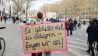„Es gibt so viel zu enteignen - fangen wir an“ steht auf einem Transparent, das eine Demonstrantin hält (Bild: dpa/Annette Riedl)