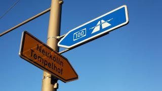 Berlin: Ein Schild weist den Weg zur Autobahn A100. Ein anderes zeigt Richtung Neukölln und Tempelhof. Foto: Wolfram Steinberg/dpa