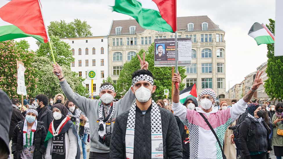 Demonstranten halten palästinensische Fahnen auf dem Oranienplatz hoch. Die Demonstration findet unter dem Motto «Die Geschehnisse in Palästina und die deutschen Medien» statt. (Quelle: dpa/A. Riedl)