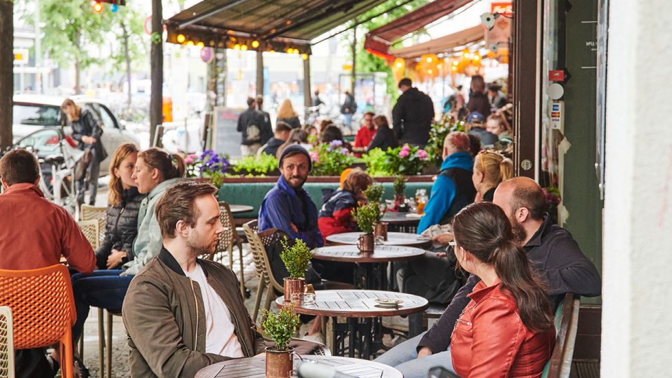 Viele Gäste sitzen zur Mittagszeit in Restaurants und Cafés im Weinbergsweg. Die Außengastronomie in Berlin ist zum Pfingstwochenende wieder geöffnet. (Quelle: dpa/A. Riedl)