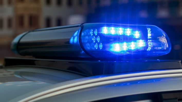 Das Blaulicht auf einem Fahrzeug der Polizei leuchtet in der Dunkelheit. (Quelle: dpa/Monika Skolimowska)