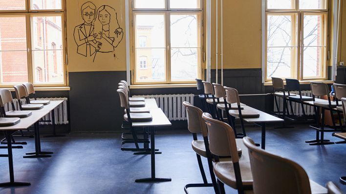 In einem Klassenzimmer des John-Lennon-Gymnasiums in Prenzlauer Berg stehen die Stühle auf den Tischen. (Quelle: dpa/Annette Riedl)