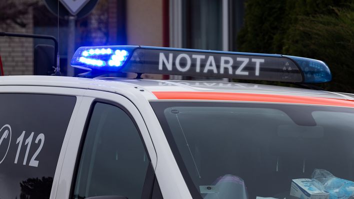 Ein Einsatzfahrzeug vom Rettungsdienst mit Blaulicht und Schriftzug "Notarzt" (Quelle: dpa/Gelhot)