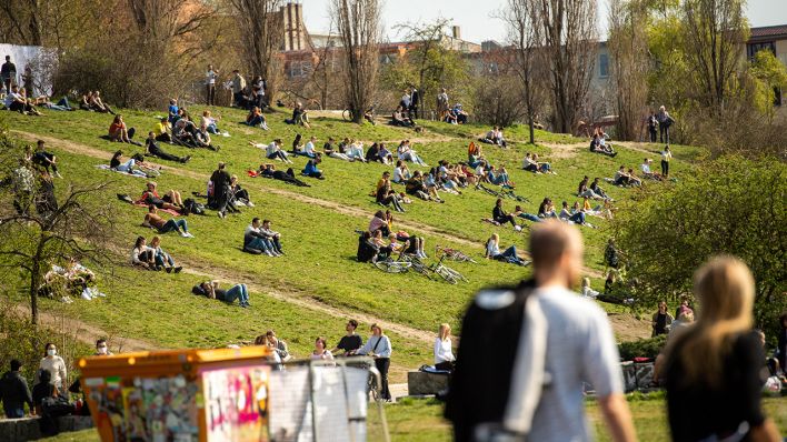 Zahlreiche Menschen genießen im Mauerpark das gute Wetter. (Quelle: dpa/Christophe Gateau)