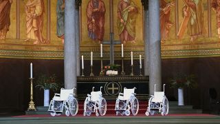 Vier weisse Rollstühle stehen vor Beginn des Gedenkgottesdienstes für die getöteten Bewohner des Oberlinhauses im Altarbereich der Nikolaikirche. (Quelle: dpa/Soeren Stache)