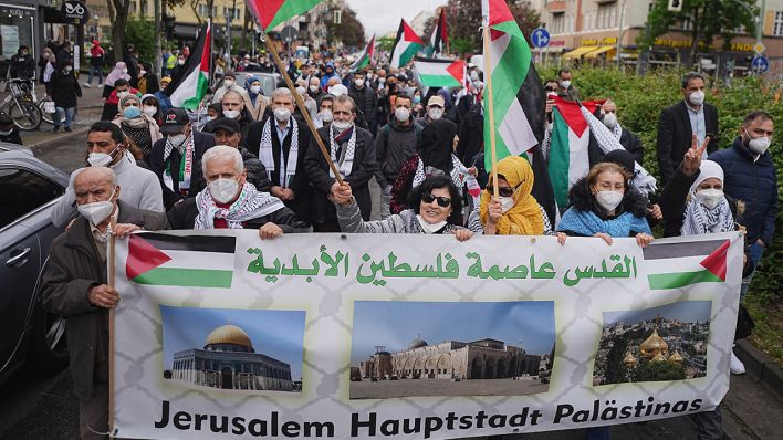 Demonstrationsteilnehmer sind bei einer Kundgebung palästinensischer Unterstützer im Konflikt zwischen Israel und den Palästinensern in Berlin-Kreuzberg zusammengekommen. (Quelle: dpa/Michael Kappeler)