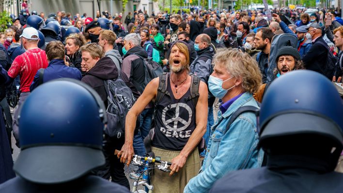 Impression von der Anti-Corona Demo, die erneut von der Bewegung Querdenken initiiert wurde. (Quelle: dpa/Vladimir Menck)