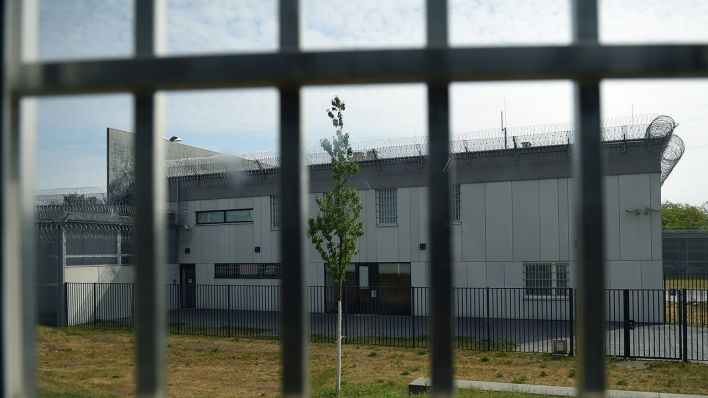 Blick durch vergitterte Fenster in Großbeeren (Brandenburg) in der Justizvollzugsanstalt Heidering. (Quelle: dpa/Britta Pedersen)