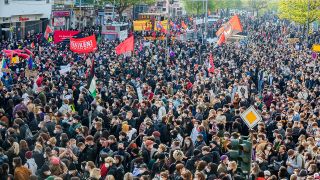 Teilnehmer stehen vor Beginn des Demonstrationszugs linker und linksradikaler Gruppen unter dem Motto «Demonstration zum revolutionären 1. Mai» auf dem Hermannplatz (Bild: dpa/Christoph Soeder)